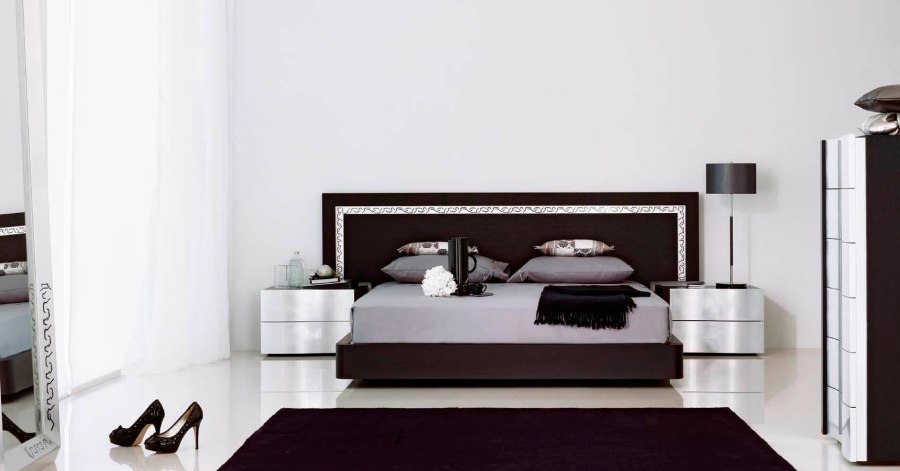 Dormitorio con lámpara y alfombra - Villalba Interiorismo