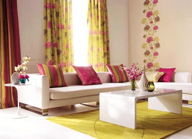 Salón con dobles estampadas florales