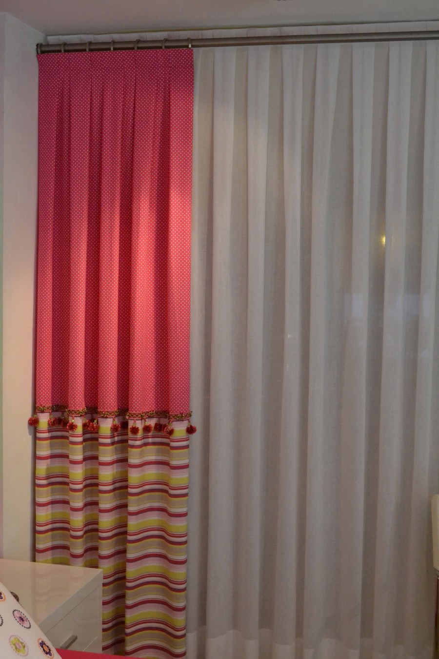 Visillo con riel y dobles con barra - Villalba Interiorismo