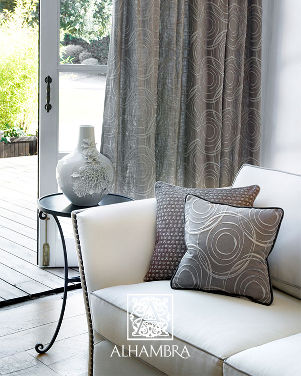 Cortina con bordado metálicos de Alhambra - Villalba Interiorismo