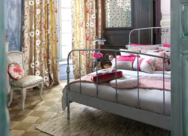 Cortinas con detalle fucsia - Villalba Interiorismo