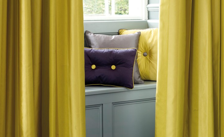 Cortinas en amarillo - Villalba Interiorismo