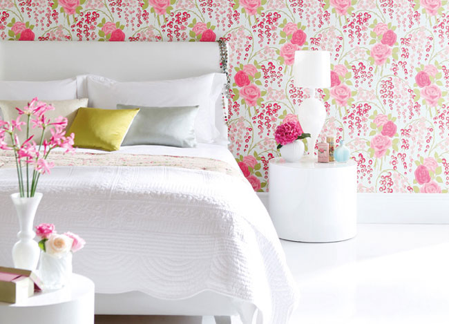 Papel pintado con flores y colcha blanca - Villalba Interiorismo