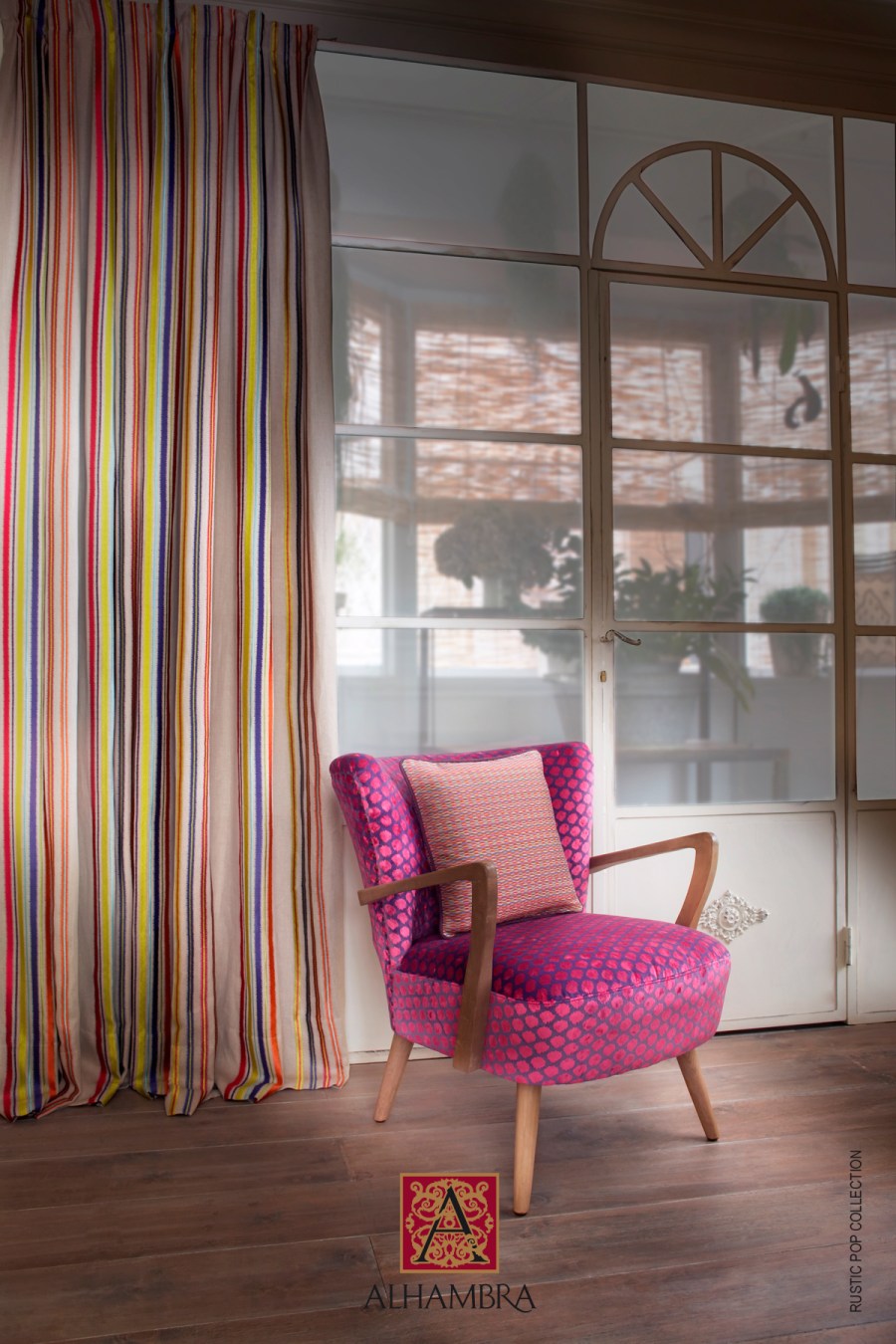 Sillón tapizado en  fucsia - Villalba Interiorismo