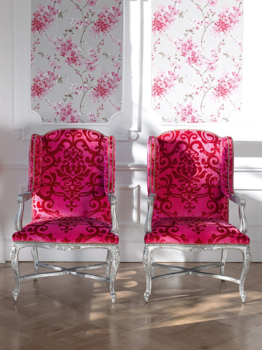 Sillones tapizados en fucsia - Villalba Interiorismo