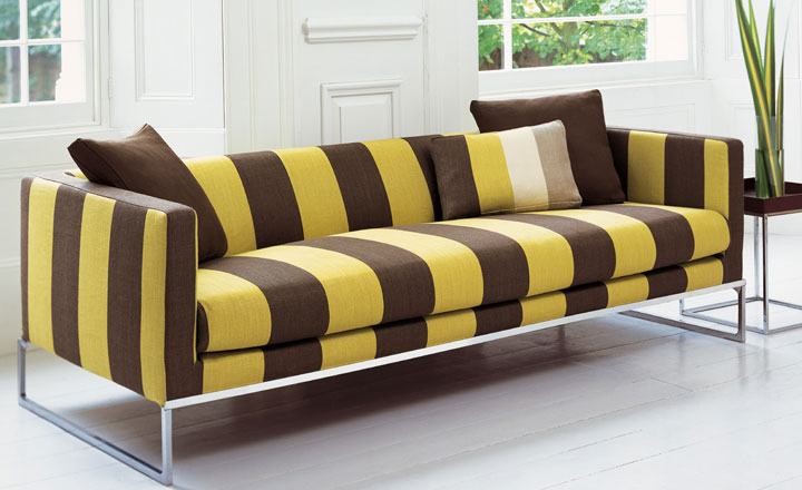 Sofá a rayas en amarillo - Villalba Interiorismo