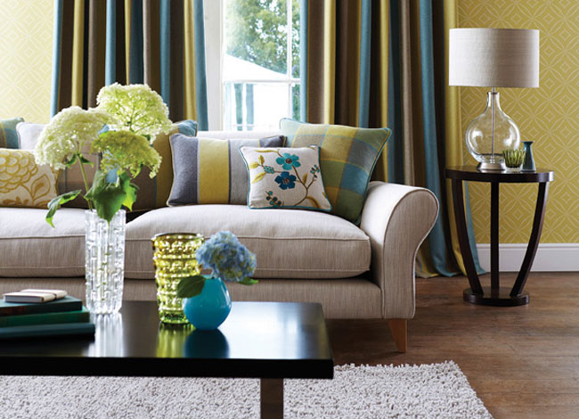 Salón ccolor amarillo y azul - Villalba Interiorismo