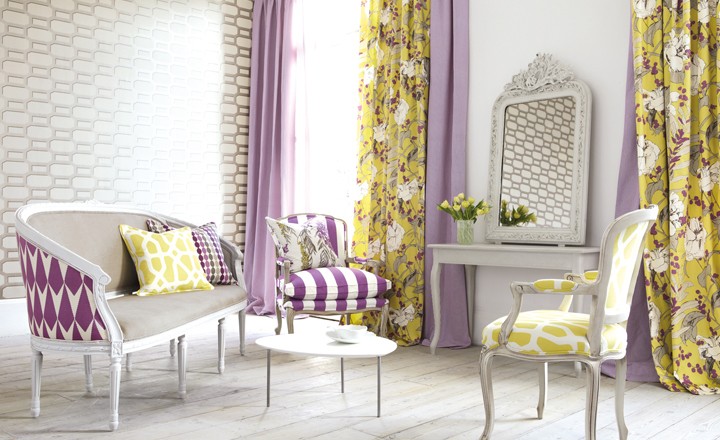 Salón color amarillo y morado - Villalba Interiorismo