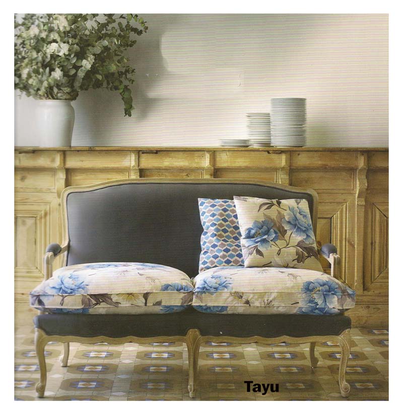 Sofá con estampado flores - Villalba Interiorismo