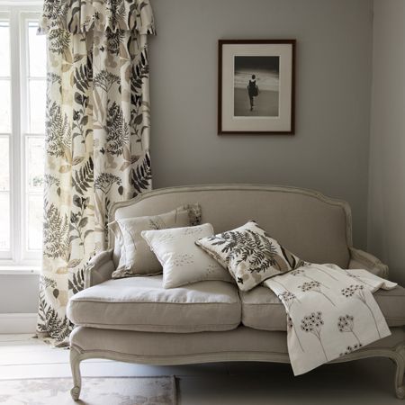 Salón en blanco, gris y negro - Villalba Interiorismo