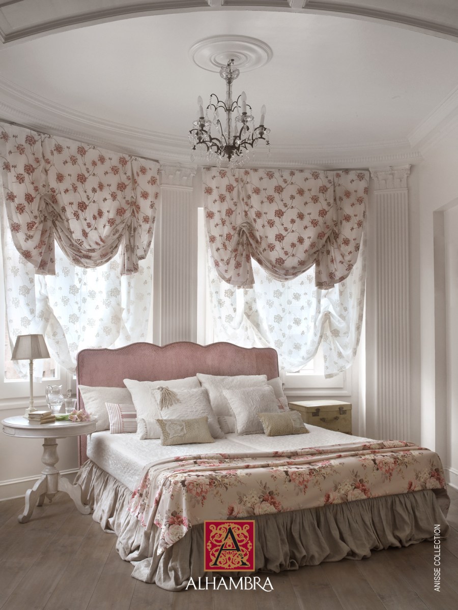 Dormitorio clásico con tela de flores - Villalba Interiorismo