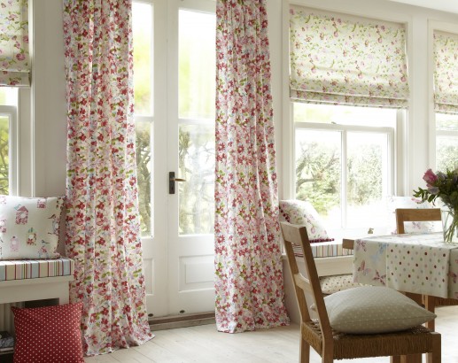 Salón con telas de flores - Villalba Interiorismo