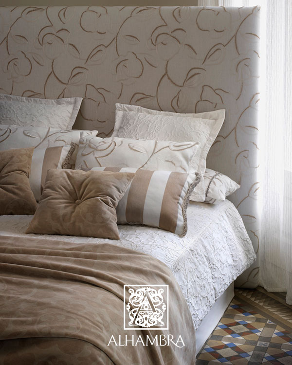 Habitación con cojines a rayas - Villalba Interiorismo