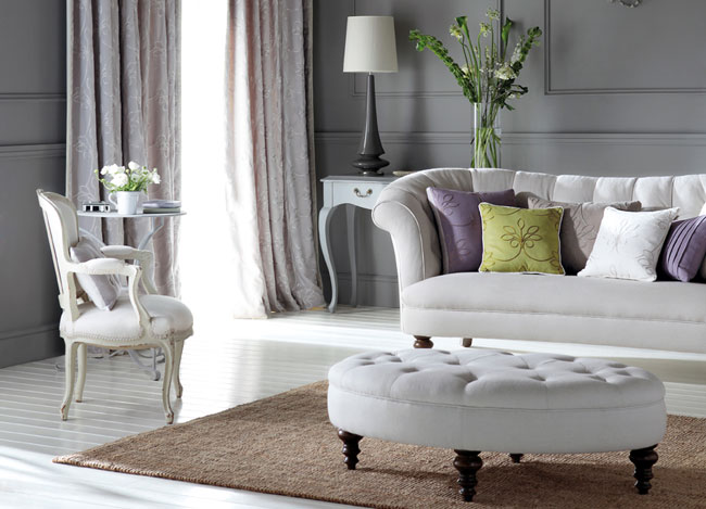 Salón con cojines de color - Villalba Inteiorismo