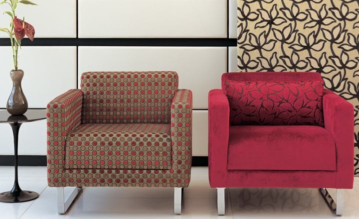 Sillones tapizados en rojo - Villalba Interiorismo