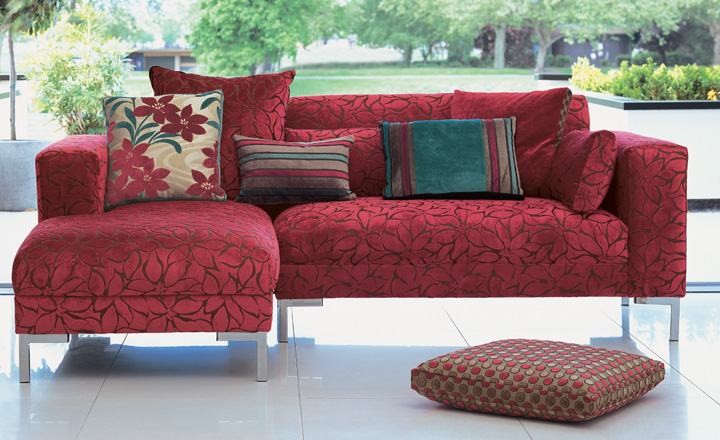 Sofá tapizado en rojo - Villalba Interiorismo