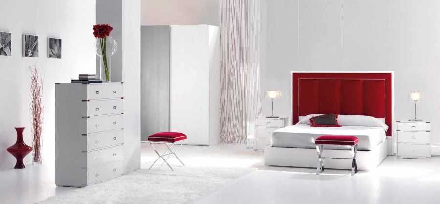 Cabezal tapizado en rojo - Villalba Interiorismo