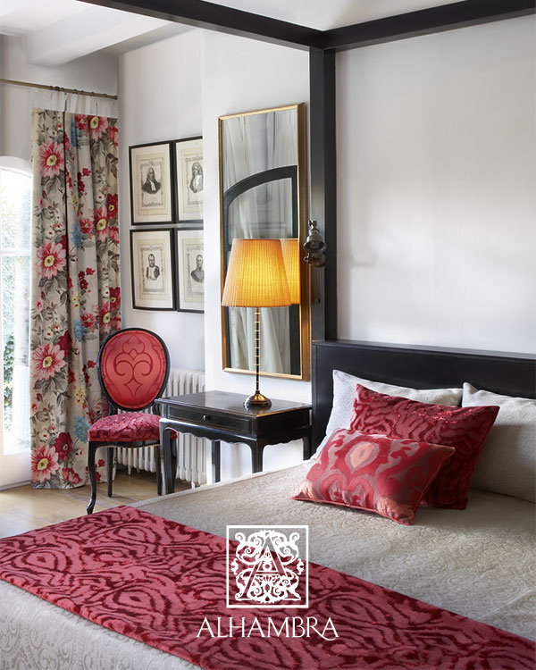 Plaid y cojines en rojo - Villalba Interiorismo