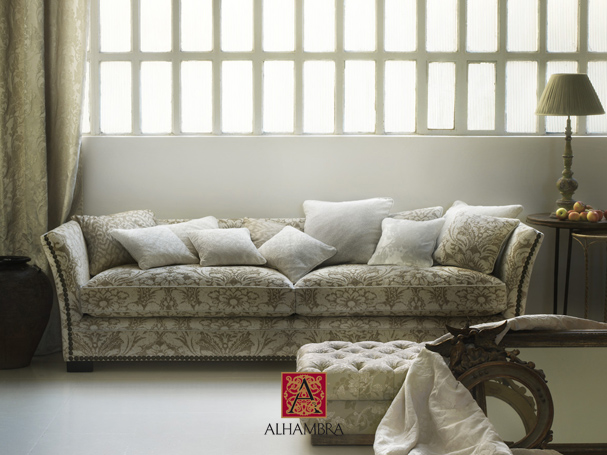 Sofá tapizado con terciopelo adamascado - Villalba Interiorismo
