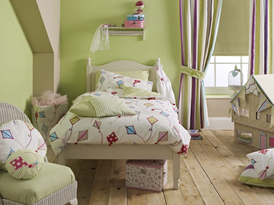 Tela bordada cometas de Coordonné - Villalba Interiorismo