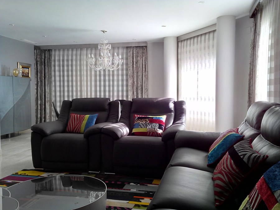 Salón con visillos y dobles cortinas - Villalba Interiorismo