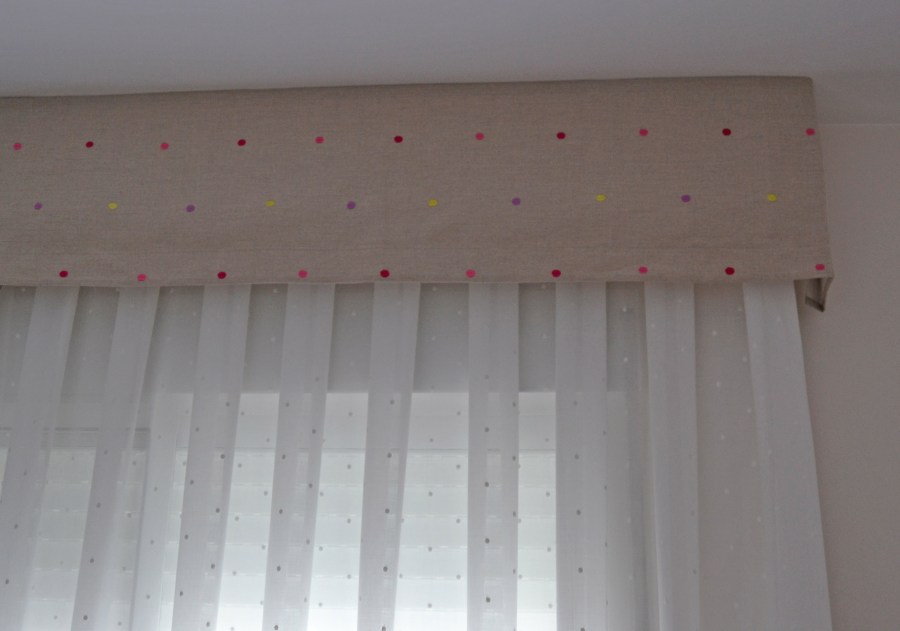 Cortina y volante habitación bebé - Villalba Interiorismo