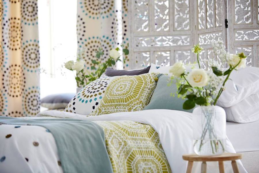 Dormitorio con textiles bordados - Villalba Interiorismo