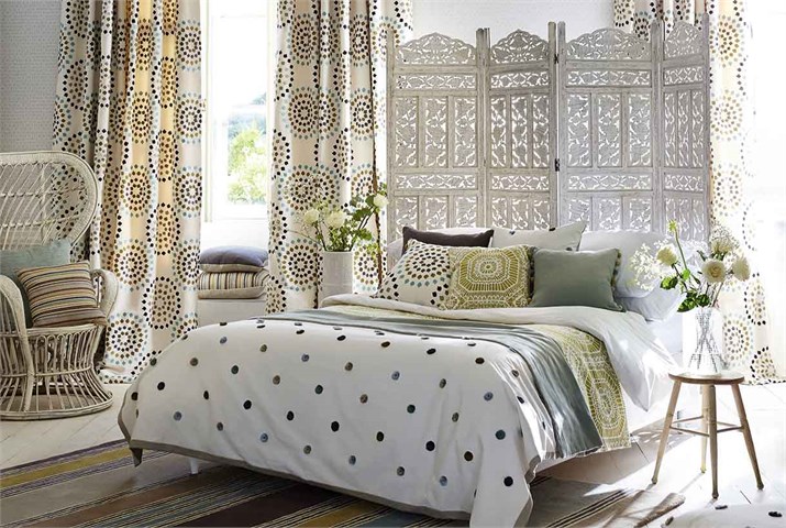 Dormitorio con textiles bordados -  Villalba Interiorismo