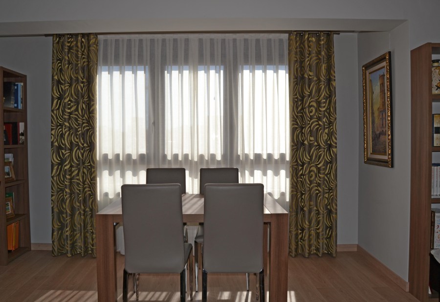Salón con dobles cortinas - Villalba Interiorismo