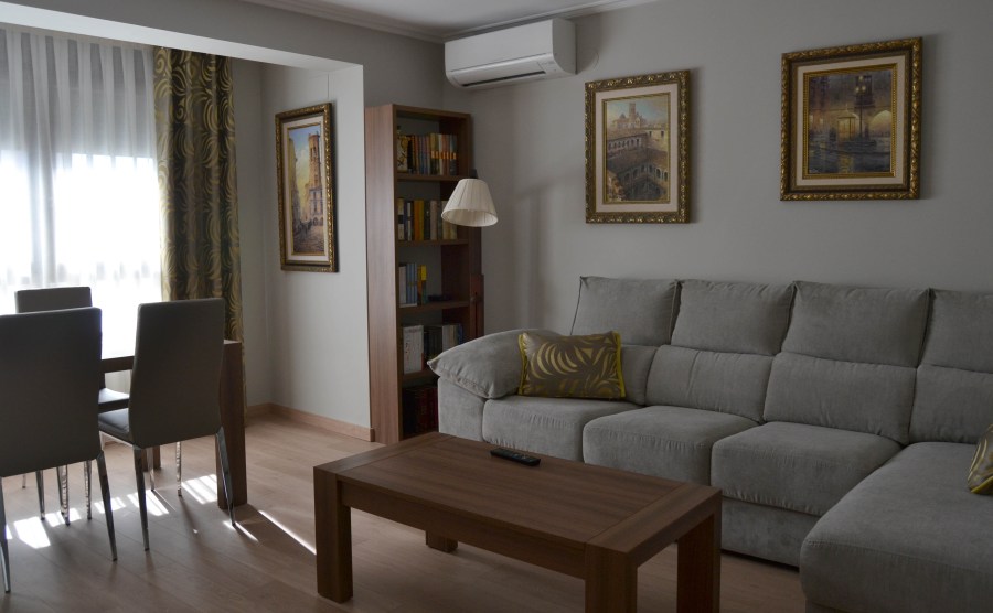 Salón con sofá gris - Villalba Interiorismo