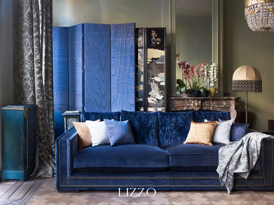 Sofá azul con cojines - Villalba Interiorismo