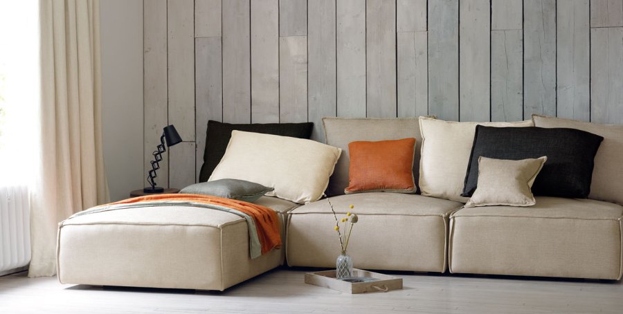 Sofá crudo con cojines -Villalba Interiorismo