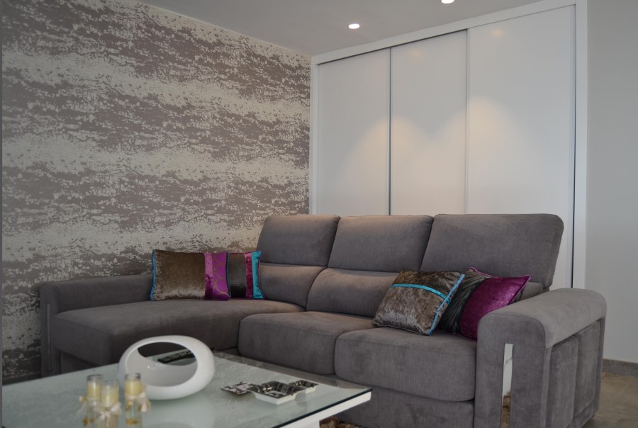 Sofá gris con chaise longe - Villalba Interiorismo