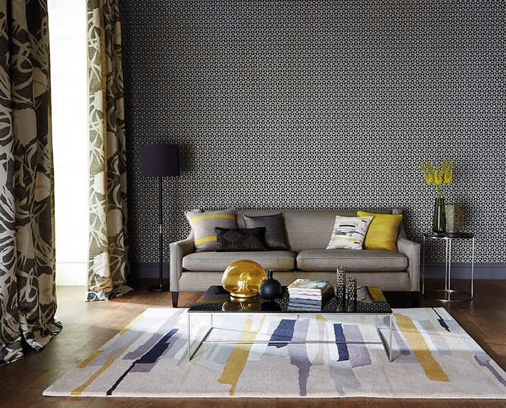 Sofá gris con cojines - Villalba Interiorismo