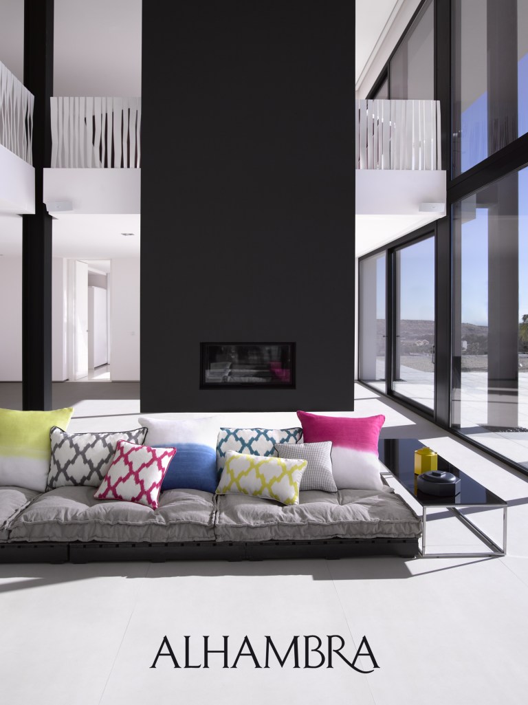 Sofá gris con cojines - Villalba Interiorismo