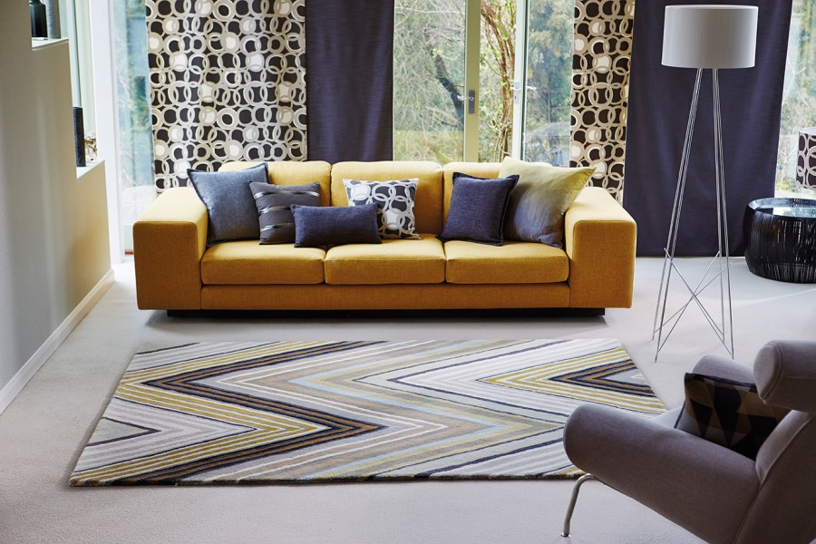 Sofá ocre cojines gris - Villalba Interiorismo