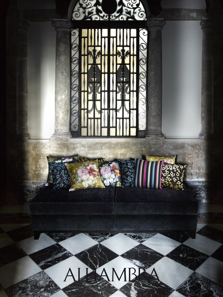 Cojines sofá negro - Villalba Interiorismo