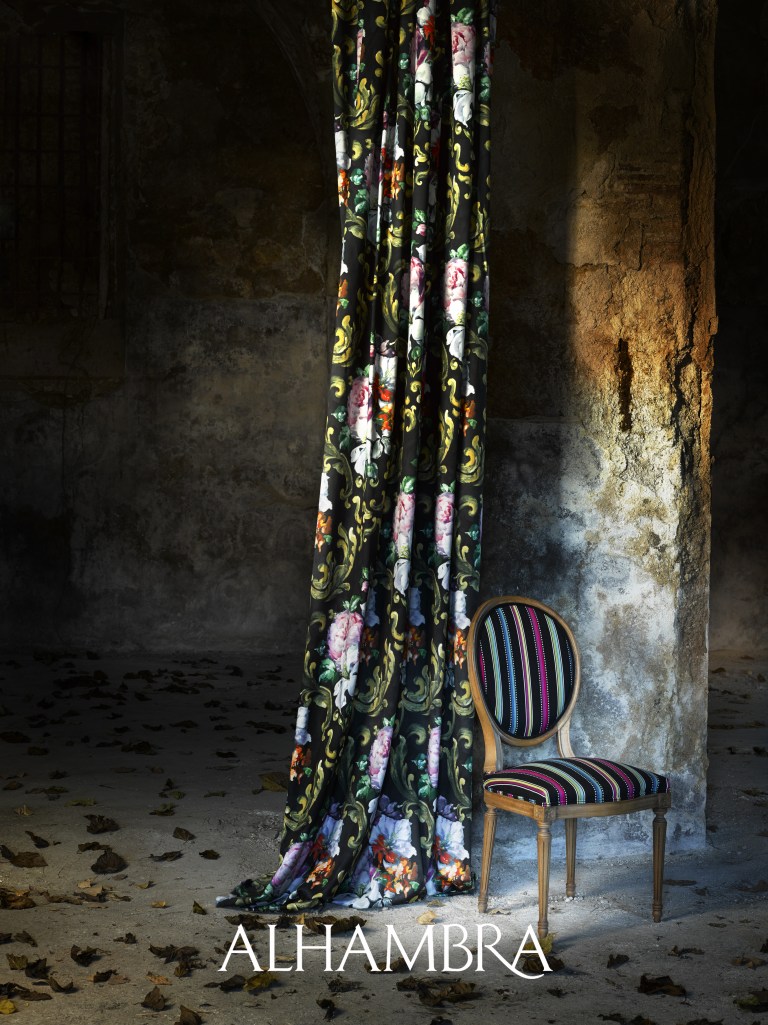 Cortina flores y silla rayas - Villalba Interiorismo