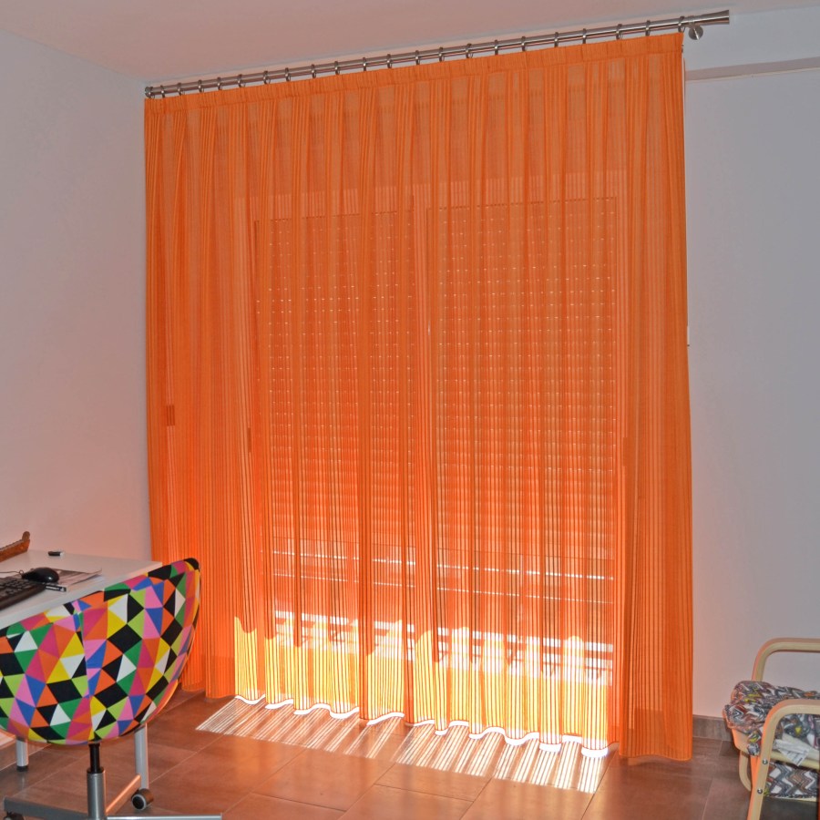 Cortina naranja con barra - Villalba Interiorismo