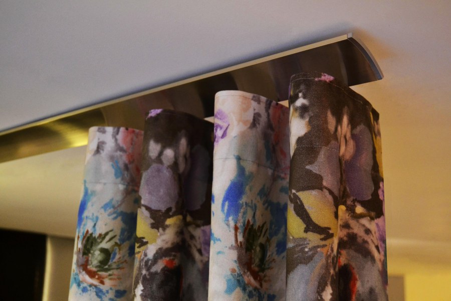 Perfil acero con cortina onda perfecta - Villalba Interiorismo