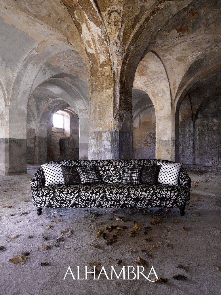 Sofá terciopelo con cojines - Villalba Interiorismo