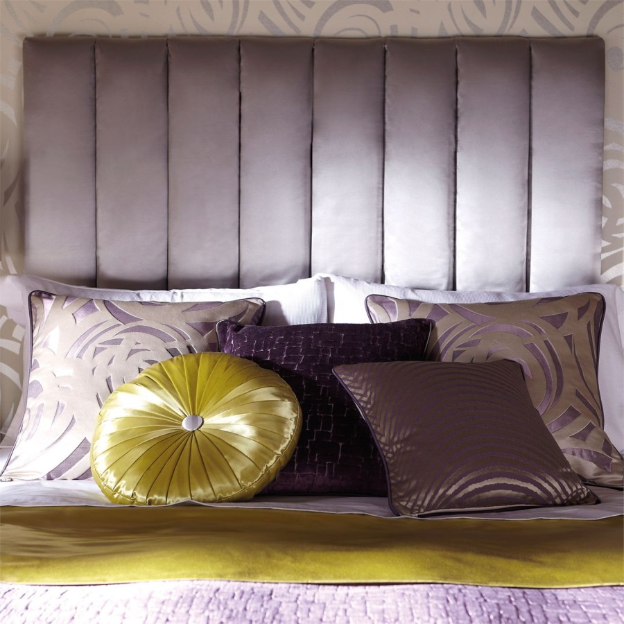 Cama con cojines en lila y amarillo - Villalba Interiorismo