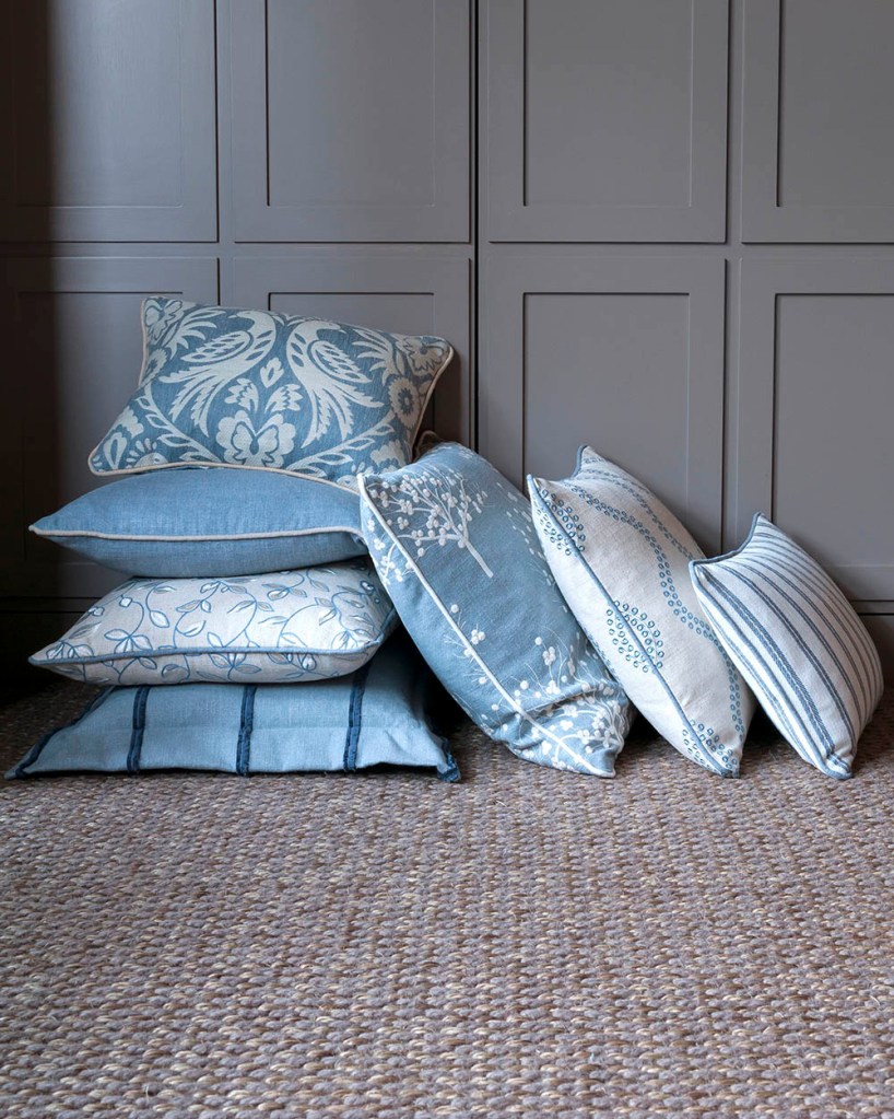 Cojines telas en azul y bordadas - Villalba Interiorismo