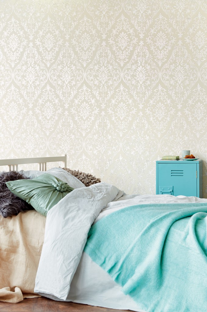 Papel pintado adamascado en plata - Villalba Interiorismo