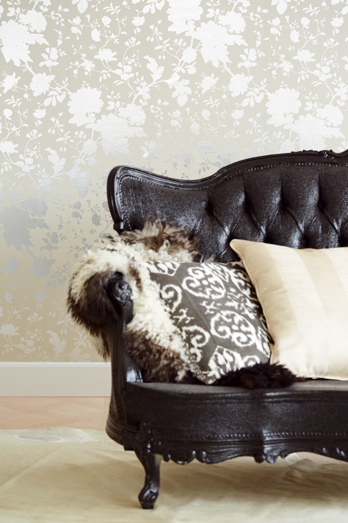 Papel pintado flores plata - Villalba Interiorismo