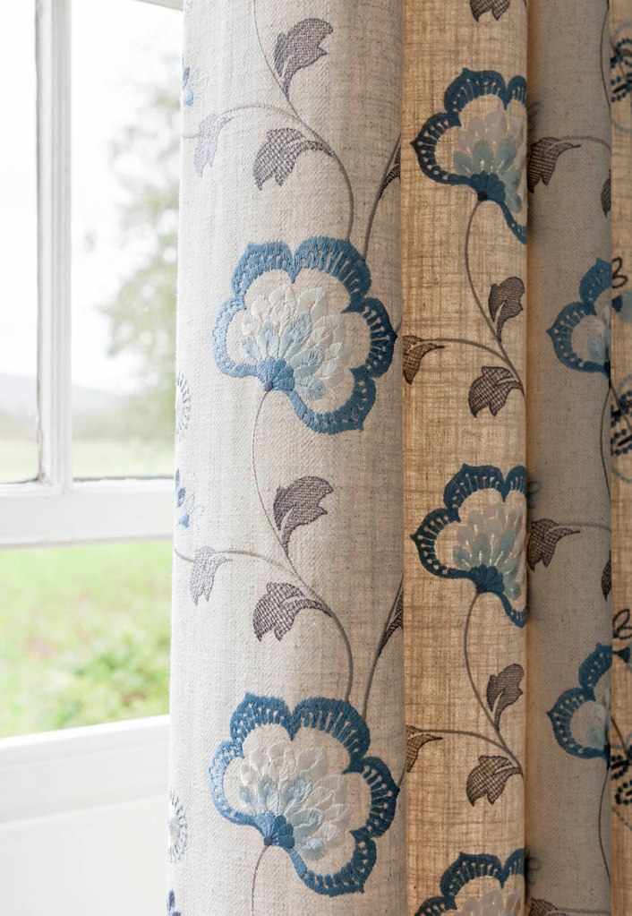 Tela bordada en crudo y azul - Villalba Interiorismo