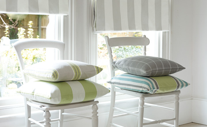 Estores y cojines cuadros y rayas - Villalba Interiorismo