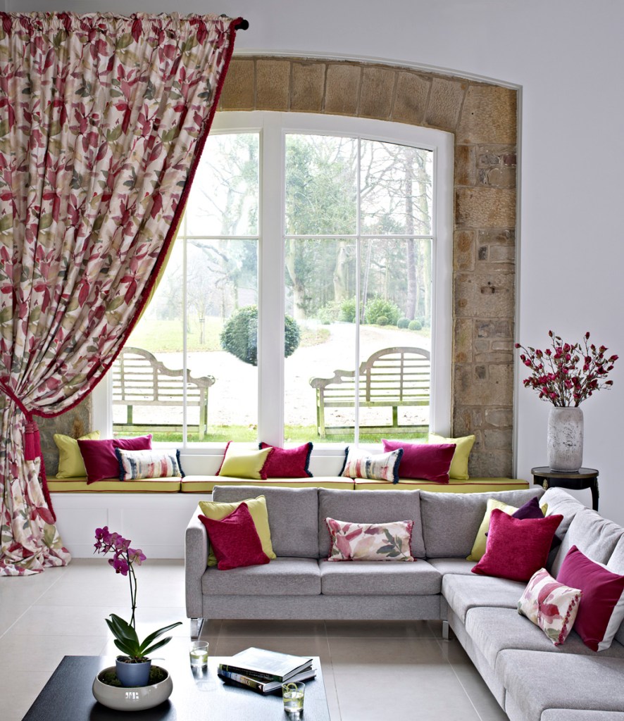 Salón con telas de flores - Villalba Interiorismo (2)