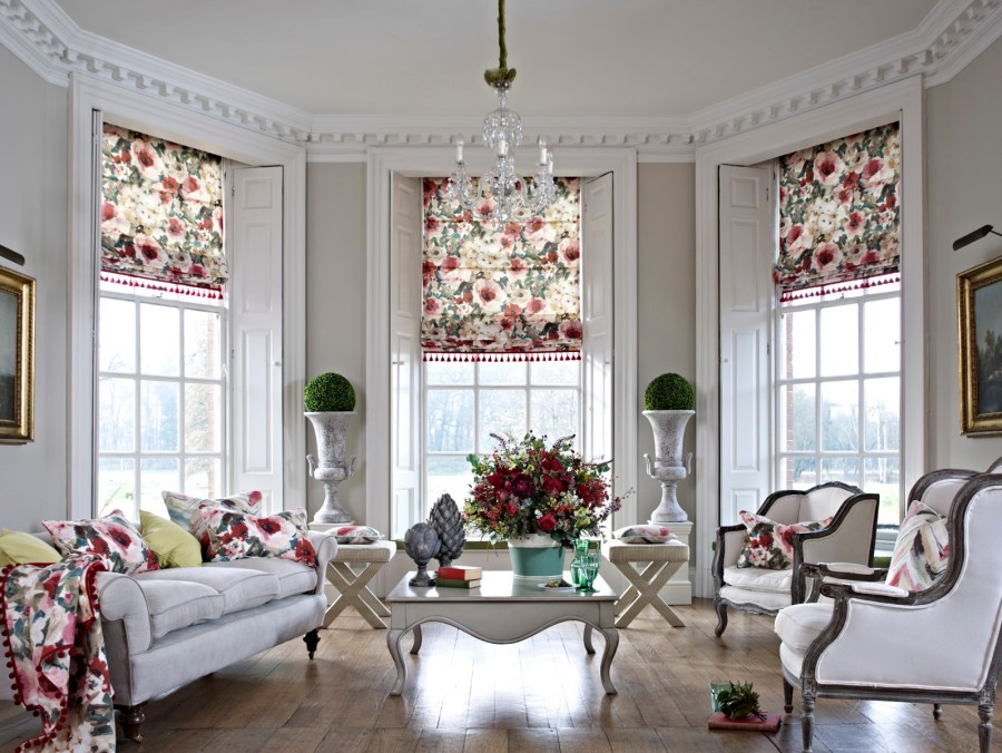 Salón con telas de flores - Villalba Interiorismo