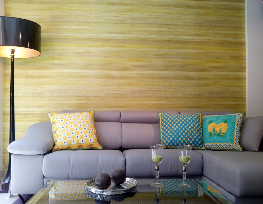 Sofá gris con cojines - Villalba Interiorismo